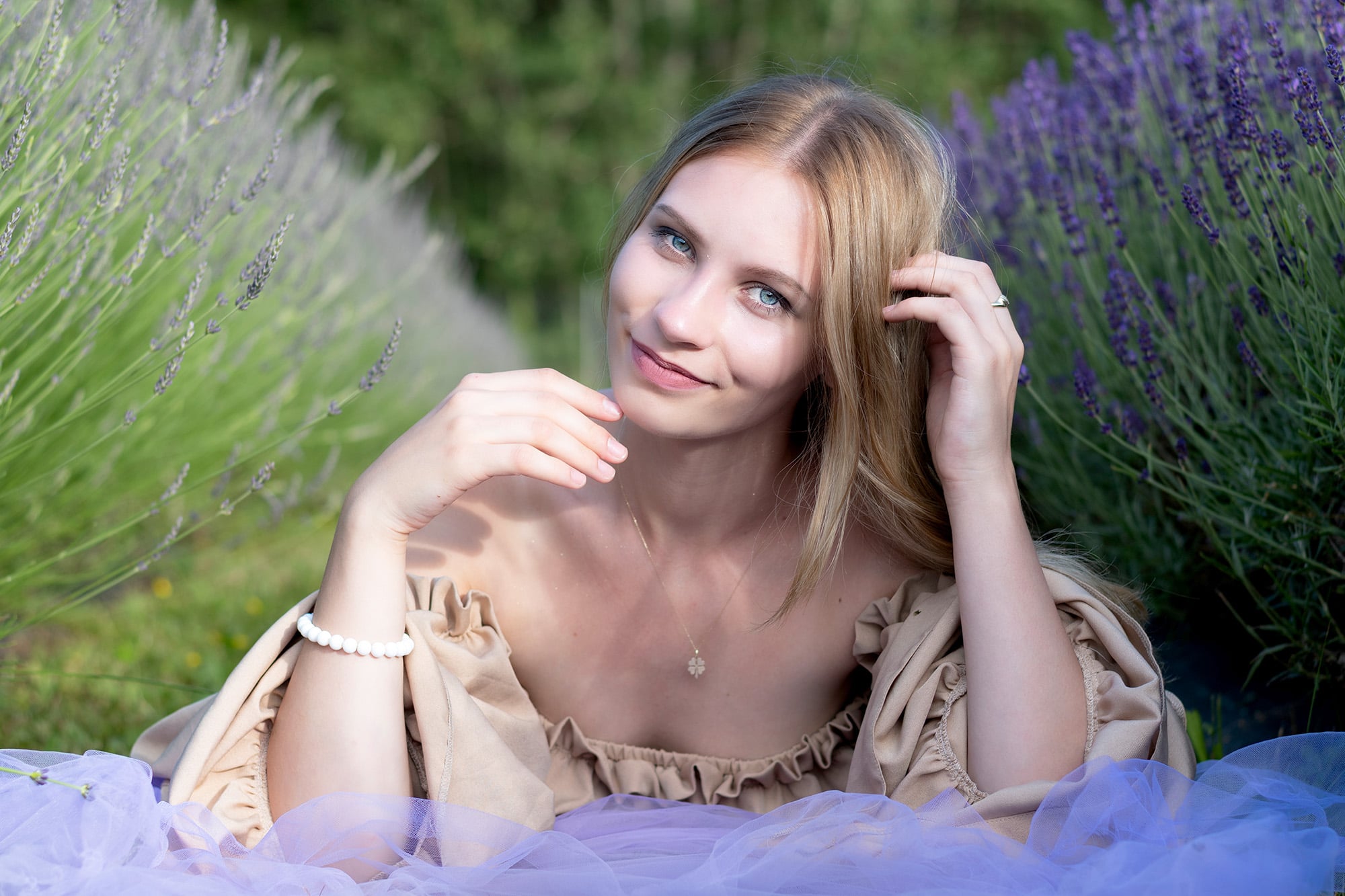 Kobiecy portret w plenerze