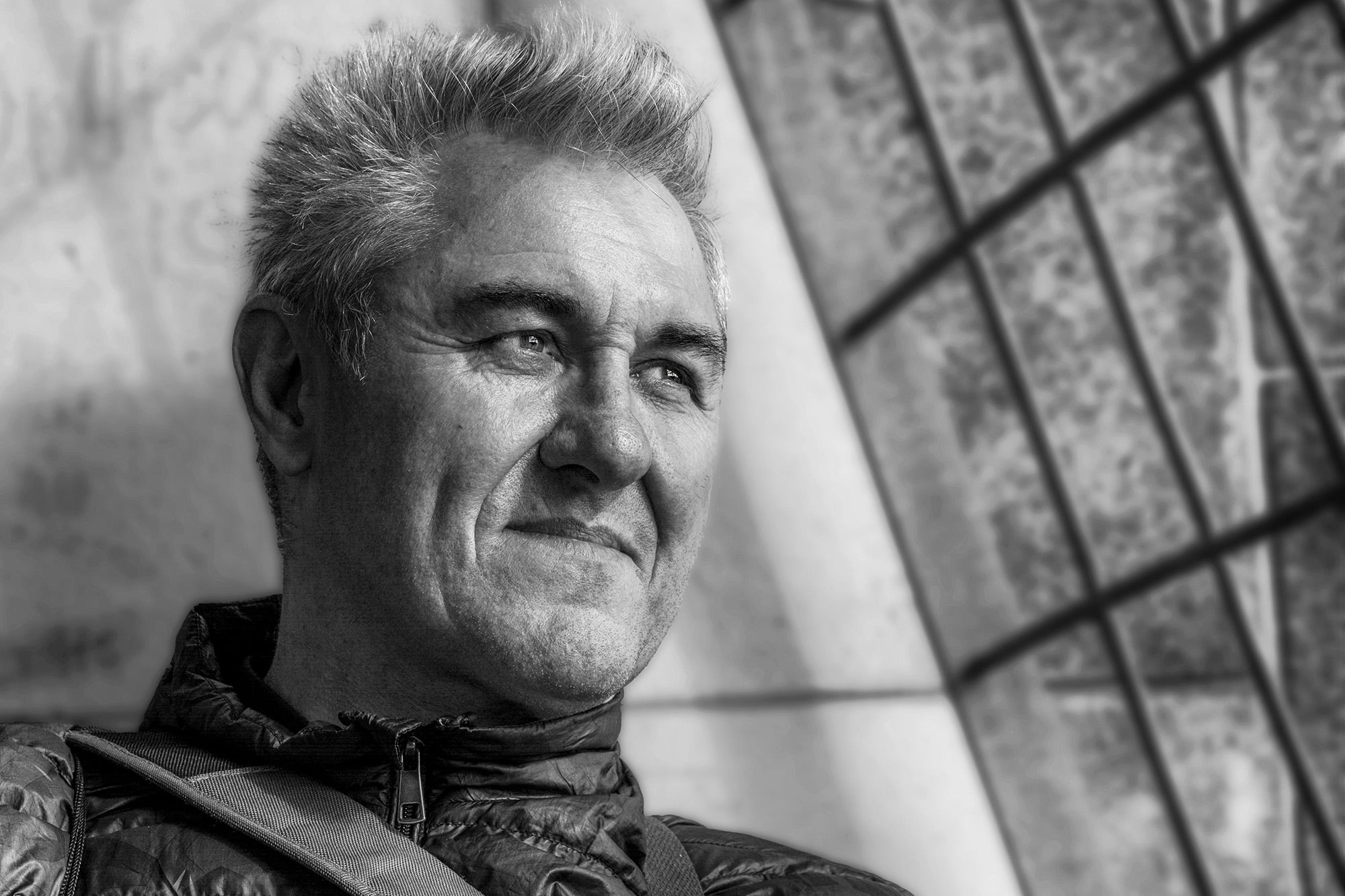 Portret męski czarno-biały